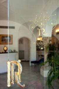 波西塔诺利吉内拉酒店的吊灯房间里的金色椅子
