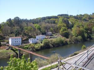 波尔托马林Albergue Folgueira的享有河流的空中景致,设有一座桥梁