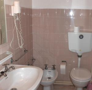 波尔蒂芒Sao Roque的一间带水槽和卫生间的浴室以及一部电话
