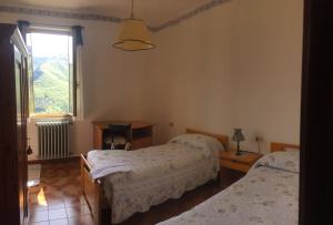 OrsignaAlbergo Ristorante La Selva的一间卧室设有两张床和窗户。