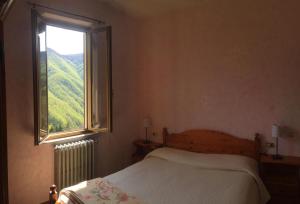 OrsignaAlbergo Ristorante La Selva的一间卧室设有一张床和一个窗口