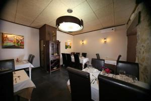 El ToroHotel Rural Los Abriles的用餐室配有白色桌子和黑色椅子