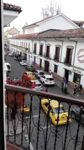 波帕扬Hotel Alcayata Colonial的阳台享有街道的景致,设有汽车。