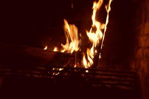 苏埃斯卡伊卡米拉多尔苏埃斯卡酒店的夜间砖砌壁炉里的火
