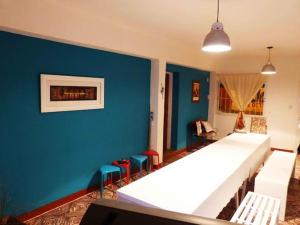 拉里奥哈韦拉旅舍的卧室配有白色大床和蓝色的墙壁