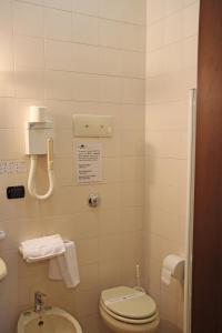 皮亚韦河畔诺文塔艾尔伯格里昂多罗餐厅酒店的一间带卫生间和水槽的小浴室