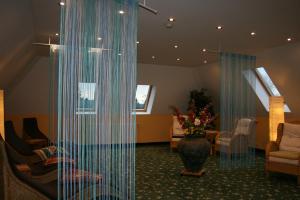 Flessenow西韦氏酒店的大厅,房间中间有一个玻璃柱子