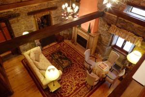 拉卡里达埃克斯库斯托之家乡村旅馆的享有带壁炉的客厅的顶部景致。