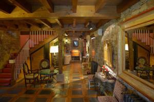 拉卡里达埃克斯库斯托之家乡村旅馆的房屋的走廊,配有桌椅