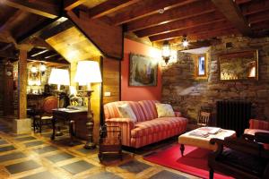 拉卡里达埃克斯库斯托之家乡村旅馆的带沙发和石墙的客厅