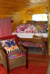 洛什罗特玛瑞普萨住宿加早餐旅馆的小房间设有一张床和一把椅子