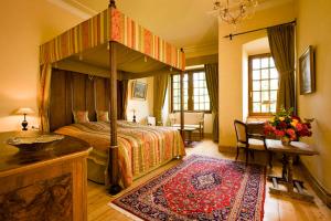 阿尔夫伯格阿拉斯酒店的一间卧室配有一张天蓬床和地毯。