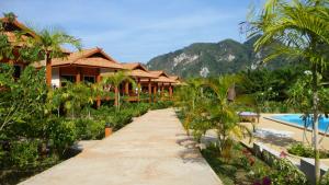 Khao Sok Jasmine Garden Resort - SHA Certified内部或周边的泳池
