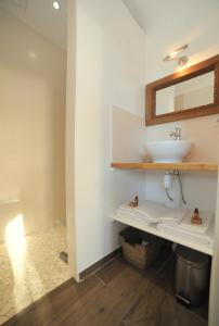 沙特尔La Rosace的一间带水槽和镜子的浴室