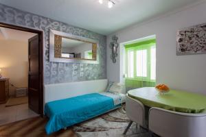 阿尔布费拉Apartamento Cardoso的客房设有床、桌子和镜子