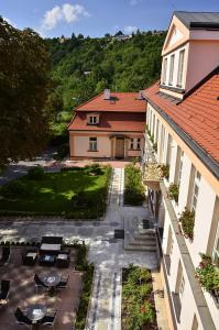 布拉格布拉格城堡酒店的享有带庭院和庭院的建筑的顶部景致