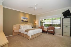 赫斯基森CeeSpray - Accommodation in Huskisson - Jervis Bay的一间卧室配有一张床和一台平面电视