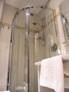 帕尔马达都国际酒店的浴室里设有玻璃门淋浴