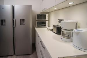 杜布罗夫尼克索尔旅馆的厨房配有冰箱和微波炉。