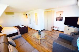 栋堡北海酒店的酒店客房设有一张沙发和一张床