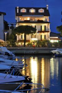 利尼亚诺萨比亚多罗拉格雷塔酒店的码头上夜间有船只的建筑