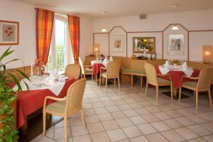 沃尔特湖畔佩莎赫达斯豪普特曼旅馆的一间在房间内配有桌椅的餐厅