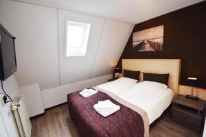北海酒店客房内的一张或多张床位