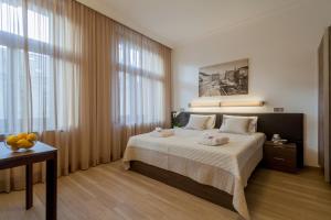 布拉格VINOHRADSKY DUM Residence的一间卧室配有带毛巾的床