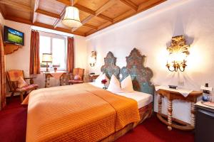 米滕瓦尔德爱普玫瑰酒店的一间酒店客房,房内配有一张大床