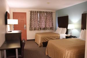 尼亚加拉瀑布Sterling Inn near IAG Airport的酒店客房设有两张床和窗户。