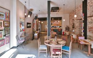伊斯坦布尔哈姆哈纳住宿加早餐旅馆的一间在房间内配有桌椅的餐厅