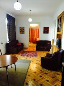 泰拉维纳塔利旅馆的客厅配有皮革家具和木地板