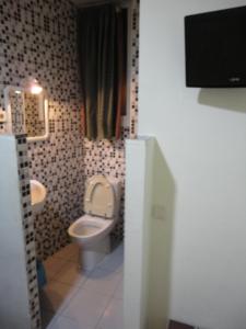 巴塞罗那拉西欧旅馆的一间带卫生间的浴室和一台电视。