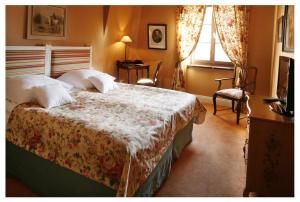 克拉科夫德沃科斯祖泽克酒店的一间卧室配有一张带花卉床罩的床