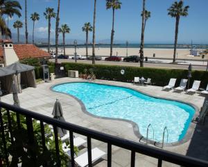 圣巴巴拉米洛圣巴巴拉酒店的享有海滩景致的游泳池