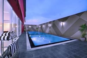 泗水泗水容库喜爱酒店的一座建筑物中央的游泳池