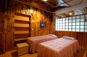 乌来日月民宿的木墙客房的两张床
