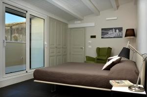 诺托B&B Vicere Speciale的卧室配有床、椅子和窗户。