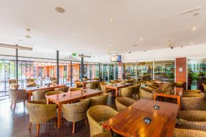 悉尼马奇特酒店的餐厅设有木桌、椅子和窗户。