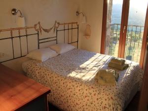 La AldehuelaCasas Rurales Lalo y Chelo的一间卧室配有一张床,上面有两条毛巾