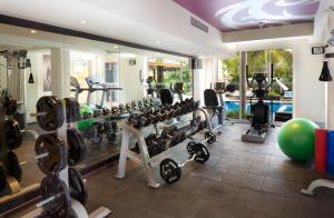 卡兰古特Hard Rock Hotel Goa Calangute的健身房设有跑步机和游泳池