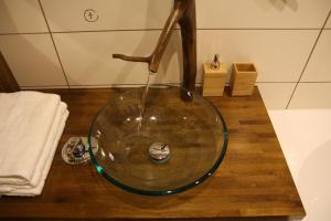 古尔贝内迪克萨拉斯旅馆的浴室内装有玻璃碗水槽和水龙头