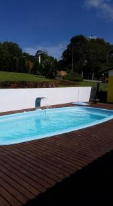 奥索里乌Pousada Ananda的蓝色的游泳池,设有喷泉