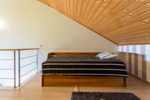 法鲁MariaHouse的木天花板的客房内的一张床位