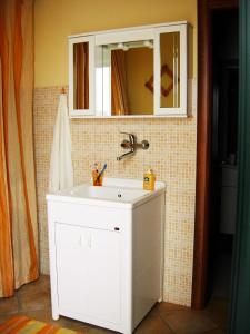 玛丽娜迪曼卡维萨Spruzzi di mare的浴室设有白色水槽和镜子