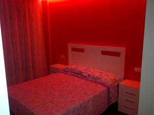 波多诺伏Residencial Parque los Laureles的红色的房间,设有两张床和红色的墙壁