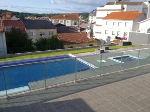 波多诺伏Residencial Parque los Laureles的建筑物屋顶上的游泳池