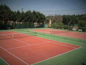 圣特罗佩罗马丽娜酒店的网球场和2个网球场