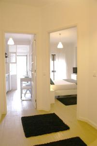 波尔图Nove Julho Apartment的客房设有带一张床和镜子的卧室