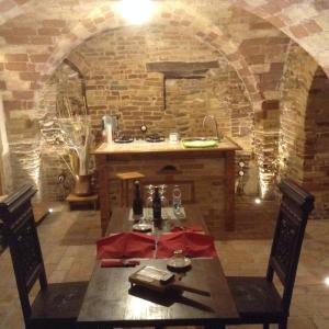 SpinetoliPantorano rooms的厨房配有桌子和石墙